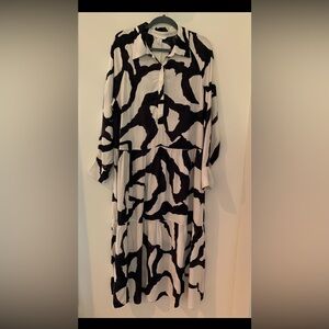 H&M black off-white print dress Large